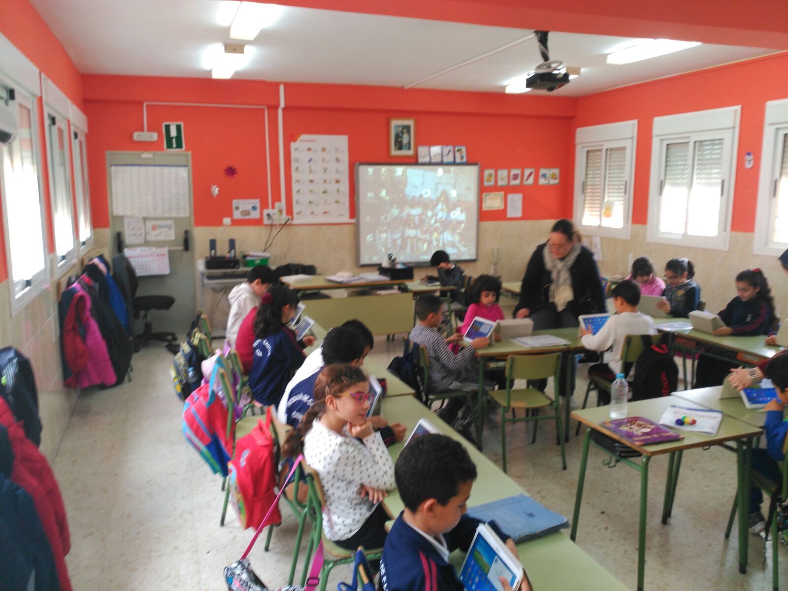 Segundo de Educación Primaria. La maestra Fati haciendo uso de las tablets con sus alumnos.