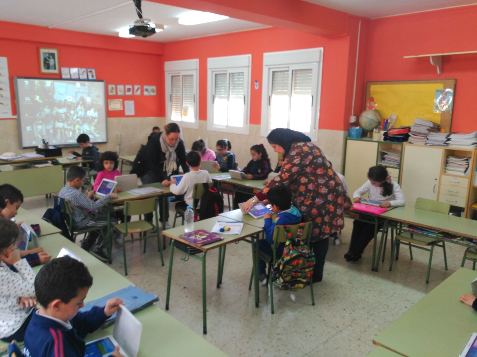 Segundo de Educación Primaria. La maestra Cristina apoyando a los alumnos.